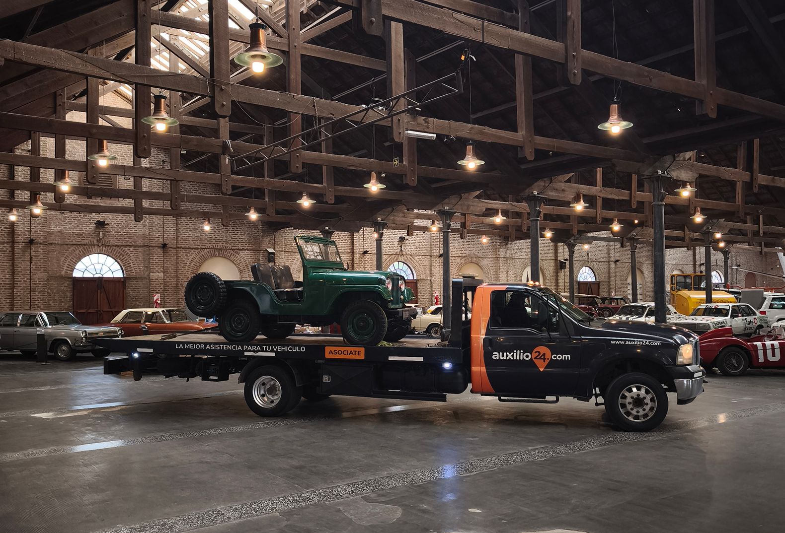 Grúa auxilio24.com cargando Jeep Ika 001 - Museo de la Industria.jpg
